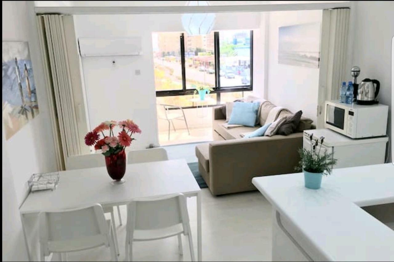 Bettys 1Br Seafront Apt Lárnaca Exterior foto